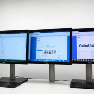 Comparaison des interfaces utilisateur de Plesk, cPanel et DirectAdmin sur trois écrans d'ordinateur
