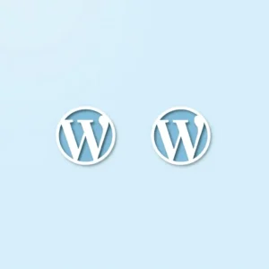 Ordinateur portable ouvert avec code HTML et tableau de bord WordPress sur un bureau moderne