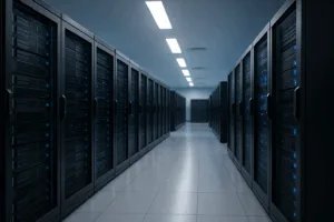 Racks de serveurs modernes dans un centre de données avec éclairage bleu